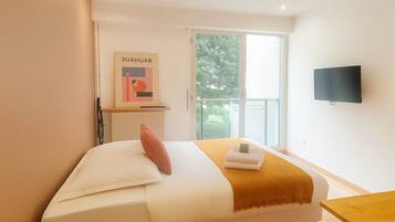 Een strijkplank/strijkijzer, wifi, beddengoed