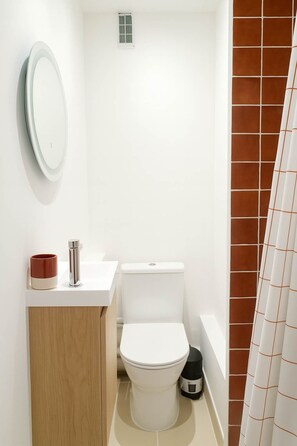 Shower, hair dryer, towels - Studio Paris 19e: Proche Métro, Calme Confortable (Paris)