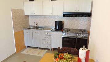 Refrigerador, horno, parrilla de estufa y cafetera y tetera