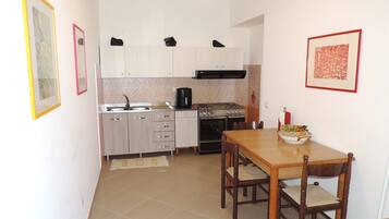 Refrigerador, horno, parrilla de estufa y cafetera y tetera