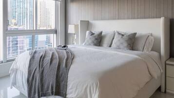 Escritorio, tabla de planchar con plancha y wifi