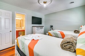 2 bedrooms, Internet, bed sheets - Steps to Sand: Walkable Condo in Myrtle Beach! (Myrtle Beach)