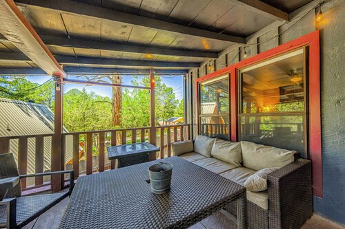 Walk to Downtown Ruidoso: Cozy Wooded Retreat
