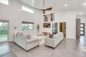 Amplia sala de estar con dos sofás, una mesa de centro y una chimenea.