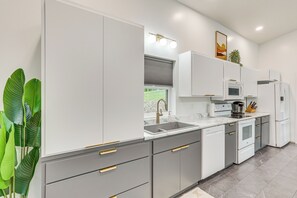 Fridge, microwave, stovetop, dishwasher
