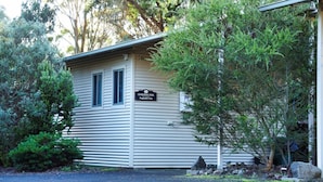 Un piccolo edificio a un piano con un cartello che indica 'Gisborne Peak Winery'.