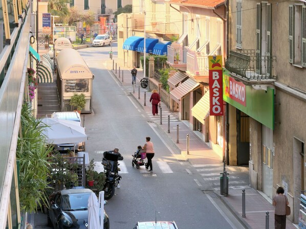 A street view with a restaurant named 'ROMA' and a 'BASKO' store.