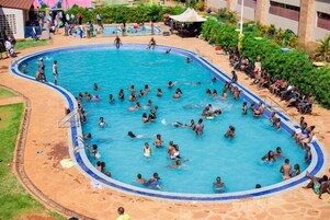 Una piscina al aire libre