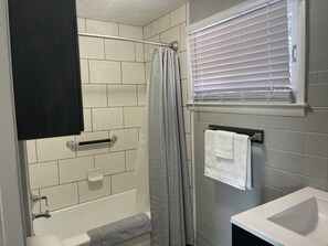 Sèche-cheveux, serviettes fournies, savon, papier toilette