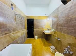 Biệt thự Cao cấp, quang cảnh đồi núi | Phòng tắm | Buồng tắm vòi sen, khăn tắm, xà phòng, dầu gội