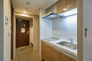 Fridge, microwave, cookware/dishes/utensils - XS06 XROSS STAY Namba3 (大阪市中央区島之内)