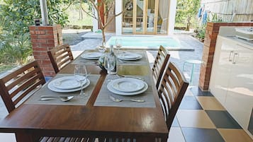 Vil·la clàssica, 1 dormitori, piscina privada | Cuina privada | Forn, placa de cuina, torradora i arrossera