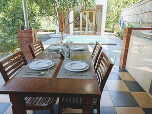 Vil·la clàssica, 1 dormitori, piscina privada | Cuina privada | Forn, placa de cuina i utensilis de cuina, vaixella i coberteria