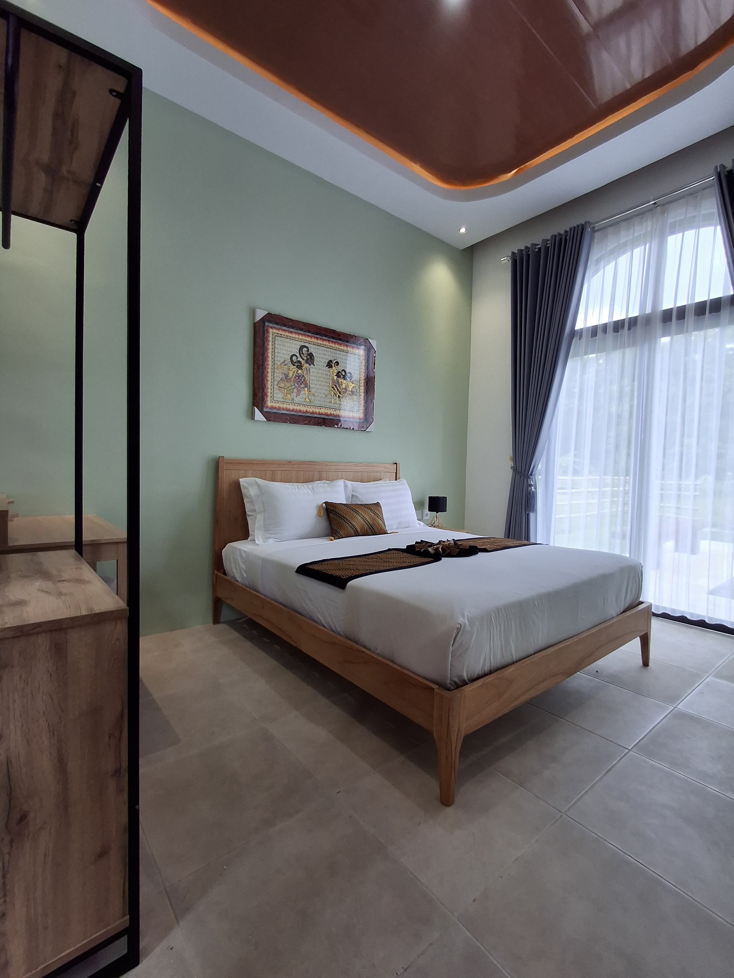 Escritorio, espacio para trabajar con laptop y wifi gratis 