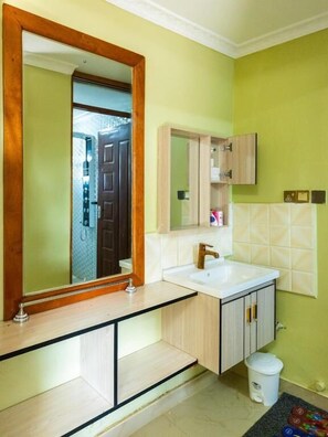 Douche, peignoirs, chaussons, serviettes fournies