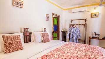 Quarto casal luxo, para não fumantes | Cofres nos quartos, escrivaninha, ferros/tábuas de passar roupa