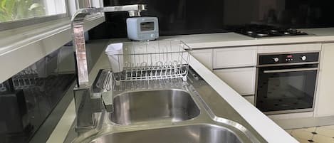 Frigorifero, microonde, forno, piano cottura
