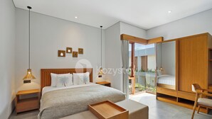 Une chambre moderne avec un grand lit, des tables de chevet, un banc en bois et un miroir.