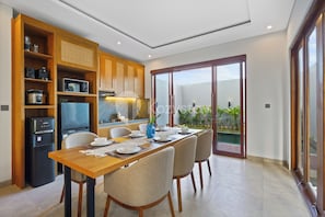 Villa, 2 Schlafzimmer, Poolblick | Esszimmer