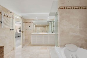 Dusj, hårføner og håndklær