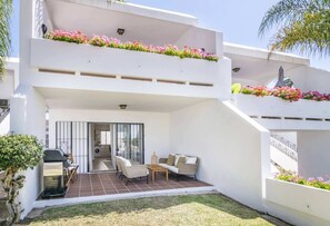 Terrace/patio - Charming Marbella Apartment with Communal Pool & Garden (Marbella)
