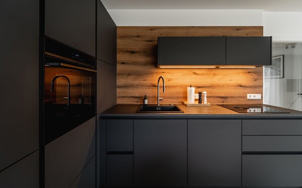 Fridge, oven, stovetop, dishwasher