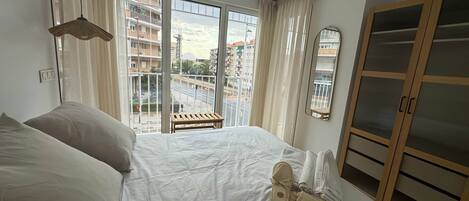 2 室のベッドルーム、アイロン / アイロン台、WiFi (無料)、ベッドシーツ