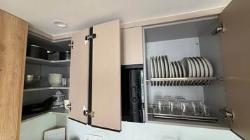 Een koelkast, een microgolfoven, een vaatwasser