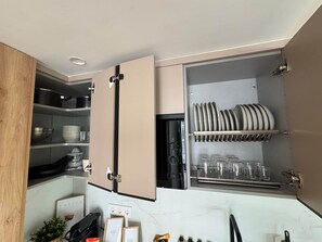 Een koelkast, een magnetron, een kookplaat, een vaatwasser