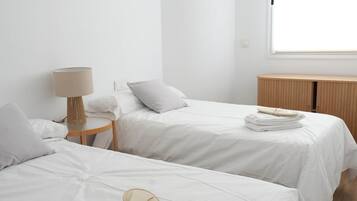 2 slaapkamers, een strijkplank/strijkijzer, gratis wifi, beddengoed