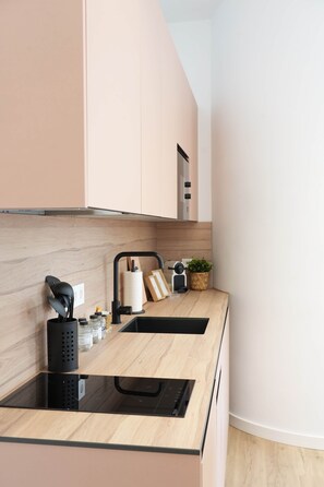 ثلاجة، ميكروويف، موقد طهي مسطح، غسالة أطباق