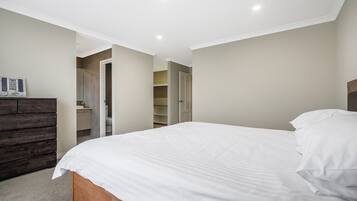 5 dormitorios, escritorio, tabla de planchar con plancha y wifi