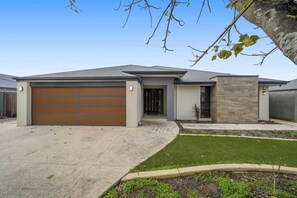Exterior - 4BR Retreat w/ BBQ, Pool Table, Gym, Sleeps 8+ (Byford)