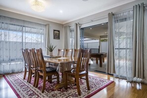 Dining - 4BR Retreat w/ BBQ, Pool Table, Gym, Sleeps 8+ (Byford)