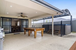 Outdoor dining - 4BR Retreat w/ BBQ, Pool Table, Gym, Sleeps 8+ (Byford)
