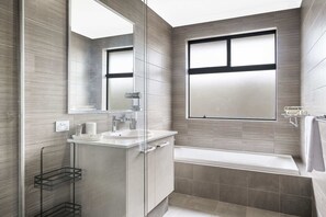 Douche, sèche-cheveux, serviettes fournies, shampoing