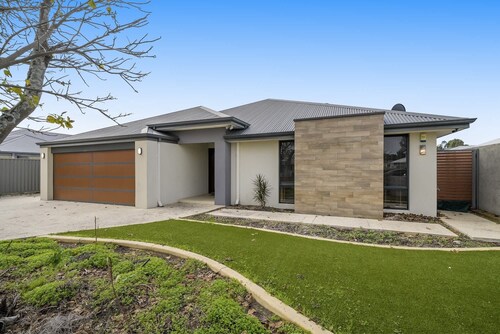 Spacious 4-Bed House with Outdoor Area