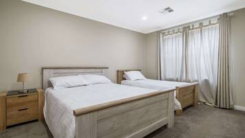 5 bedrooms, desk, iron/ironing board, WiFi