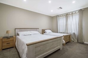 5 bedrooms, desk, iron/ironing board, WiFi - 4BR Retreat w/ BBQ, Pool Table, Gym, Sleeps 8+ (Byford)