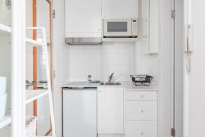 Microwave, stovetop, cookware/dishes/utensils