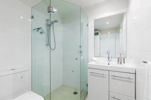 Shower, hair dryer, towels, shampoo - Studio in Elizabeth Bay with Pool & City Views (Elizabeth Bay)