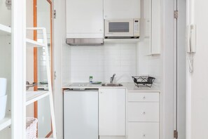 Mikroaaltouuni, liesi, keittoastiat/astiat/ruokailuvälineet