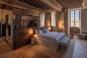 Minibar, in-room safe, individually furnished, blackout curtains - Les Sources de Vougeot (Gilly-lès-Cîteaux)