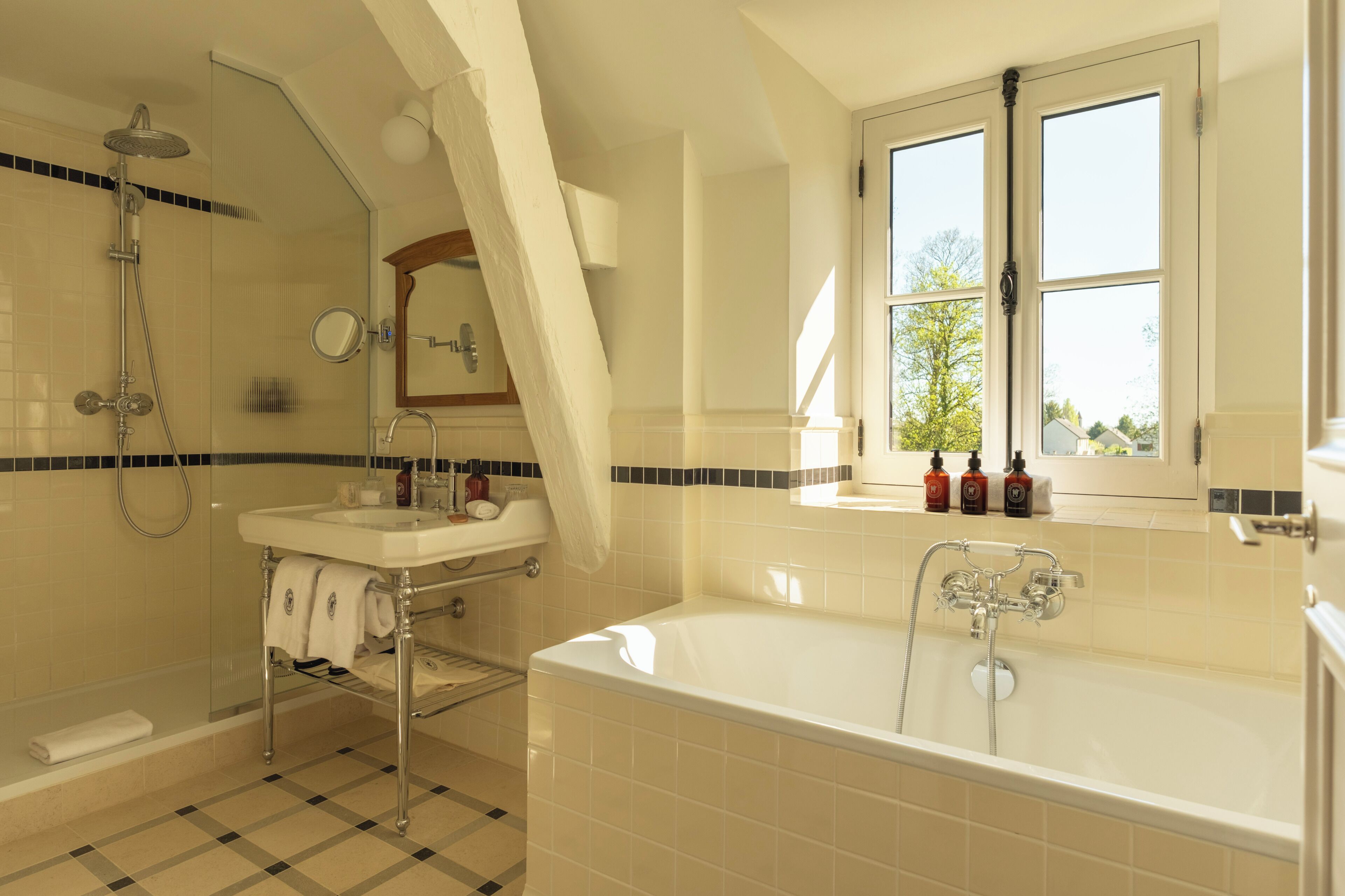 Deluxe Room, Garden View | Bathroom | Separate tub and shower, hair dryer, bathrobes, slippers