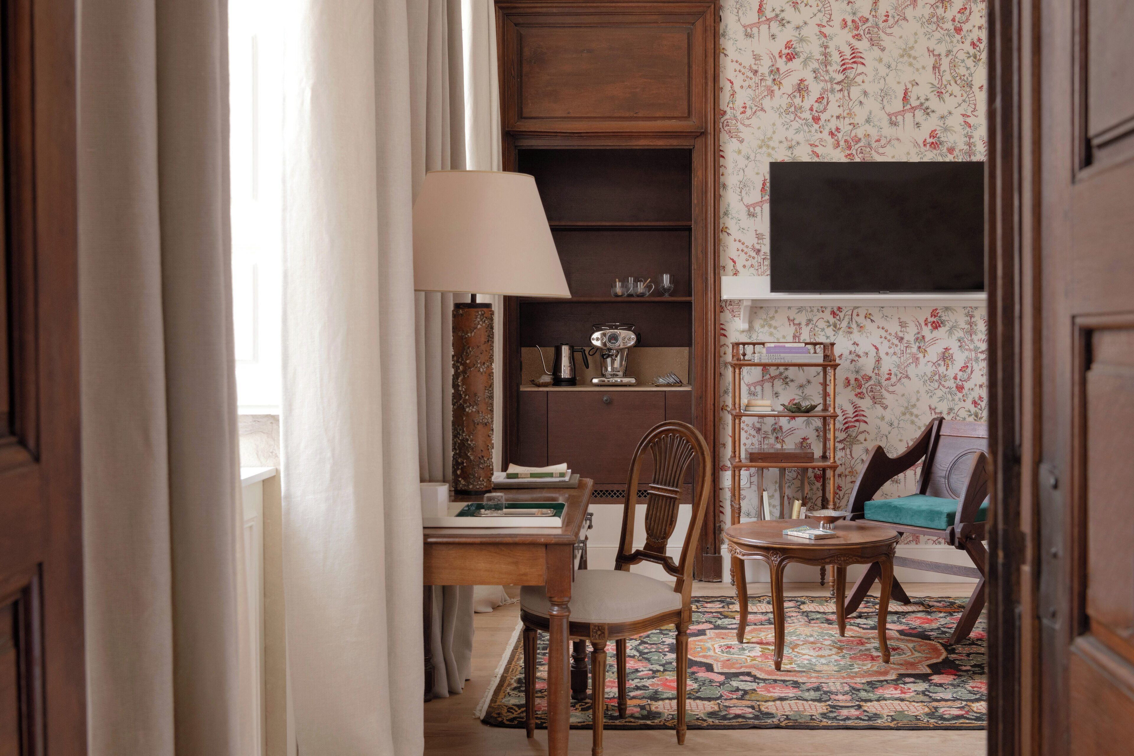 Cofres nos quartos, cortinas blackout, quartos à prova de som