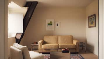 Deluxe Suite | Minibar, in-room safe, individually furnished, blackout drapes