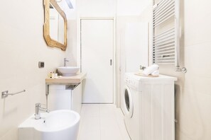 Shower, free toiletries, hair dryer, bidet