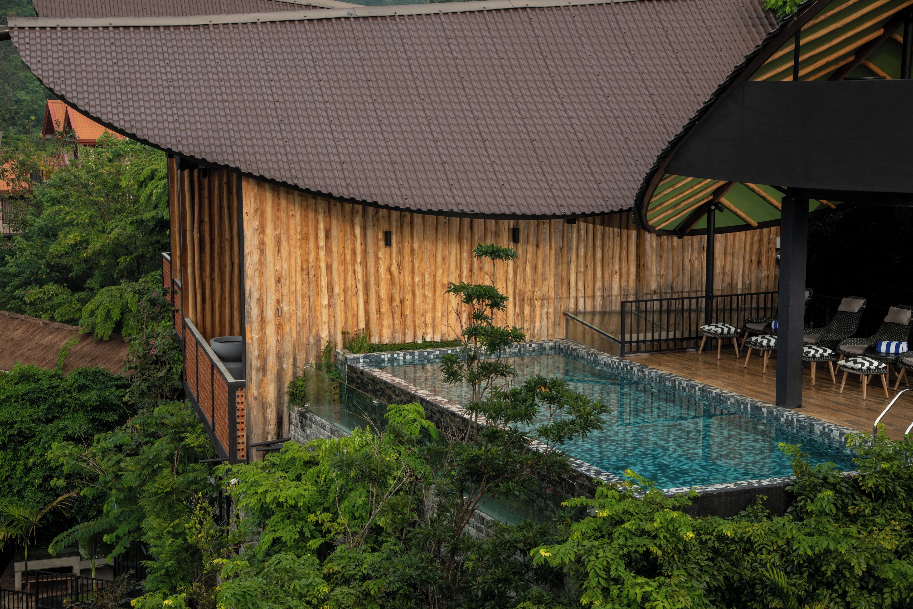 室外游泳池，日光浴躺椅