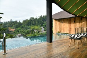 Piscine extérieure, chaises longues