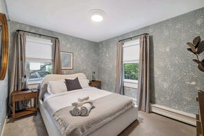 5 Schlafzimmer, Schreibtisch, Bügeleisen/Bügelbrett, Reisekinderbett